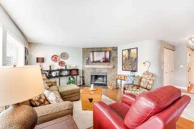 Image de Mountain view getaway with a seasonal pool & hot tub plus WiFi, & a fireplace