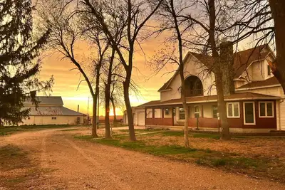 Image de Country life secluded in an all original Victorian home. Breathtaking porch view