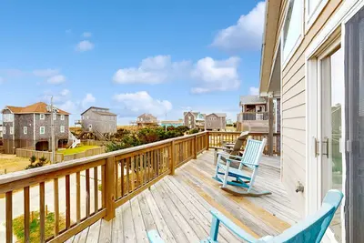 Image de Dreamy dog-friendly getaway with ocean views, beach access, fast WiFi, and deck
