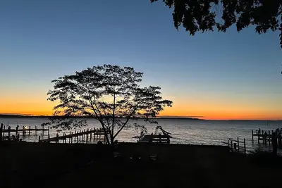 Image de Waterfront Island Cottage with Loft and Private Pier