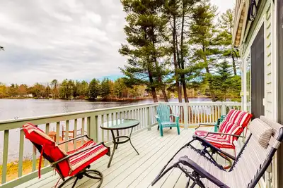 Image de Lovely lakefront home with deck, fire-pit, grill, private dock & pet friendly