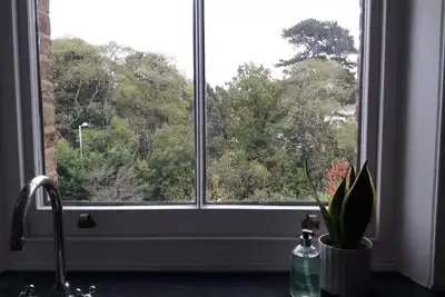 Image de Spacious flat in Victorian townhouse w. garden, long stay discount (ask)
