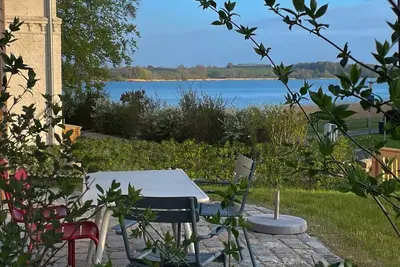 Image de Newly built wooden house \"Remise am Fährhaus\" with unique architecture directly on the Schlei with jetty and bathing area for your well-deserved vacation in an absolute feel-good atmosphere, with a huge garden area and old trees