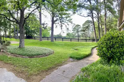 Image de Secluded Oasis with Pool & Hot Tub. 5 minute walk to the lake.