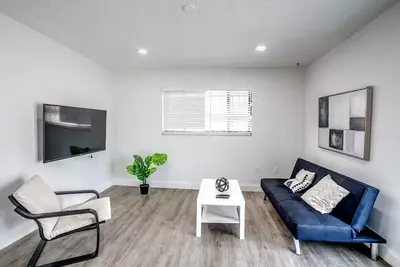 Image de 470 Sw - Apt 46 · Modern & Spacious 2br Near Brickell