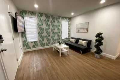 Image de Renovated 2/1 apt w/ parking near Brickell Center