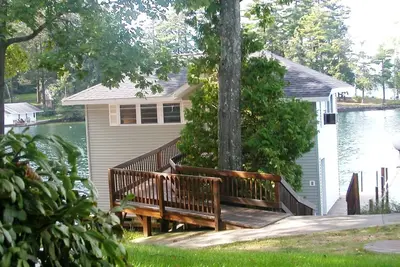Image de Happy Nest: Unique lakeside retreat atop a boathouse