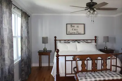 Image de FairOaks Place Sleeps 6 King, Queen with foldout couch near Barter & Va Creeper