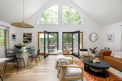 Image de Your Fall Retreat Awaits at the Old Mountain House