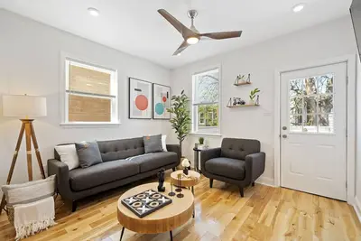 Image de Cozy 2 bedroom apartment W/ walkout deck!