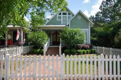 Image de 0. 6mi only to downtown square, 3br, next to oxford skate park-restaurant