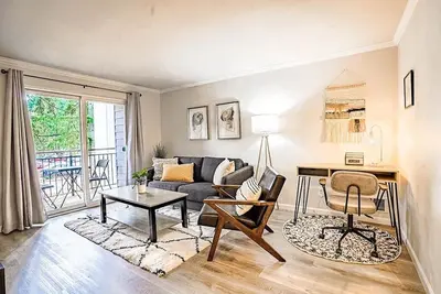 Condo with king bed, walk to Microsoft, park