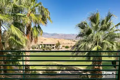 Image de Perfectly refined home w/ large balcony, overlooking lake and palms. .