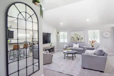 Image de Greenbelt Retreat | Huge Private Yard | Near Nnu & Downtown Nampa | Sleeps 10