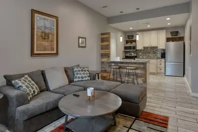 Image de New, modern & chic, upscale apartment