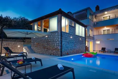 Image de Maison premium avec piscine, solarium et espace de socialisation