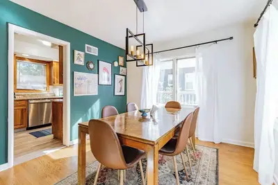 Image de Stylish 4 Bedroom Home minutes from Downtown Champaign & Campus