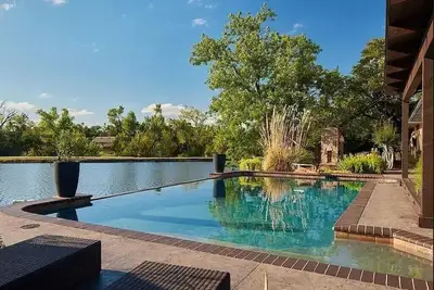 Image de Waterfront 🎣 | Infinity Saltwater Pool 🏊 | Hot Tub | Lakefront | Lake Hefner |