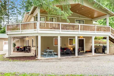 Image de Dog-friendly ground-floor home with spacious patio, gas firepit and grill