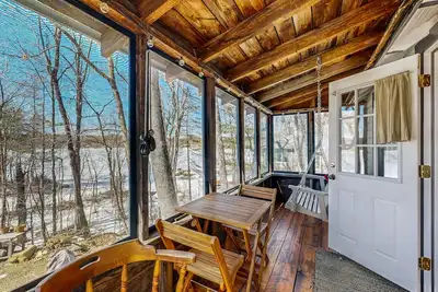 Image de Adorable waterfront gem with 2 kayaks, high-speed WiFi, full kitchen & dock