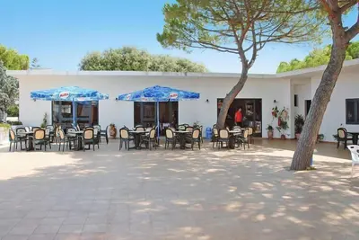 Image de Bungalow dans un resort à Lido del Sole avec terrasse