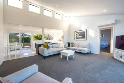 Image de Driftwood Beach House - Driftwood Beach House is a newly renovated modern family home with three bedrooms, two bathrooms a large kitchen and a spa pool. Located on the shores of Blackpool Beach in Oneroa on a quiet (access only) road this is a beauti