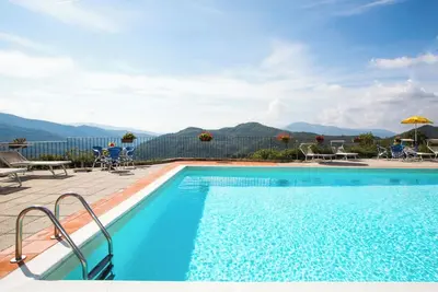 Image de Ferme 'Universal Harmony - Usignolo' avec vue sur les montagnes, piscine partagée et Wi-Fi