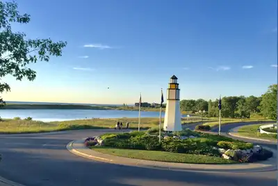 Blu-Vue Bungalow - Condo in Manistee near Lake Michigan