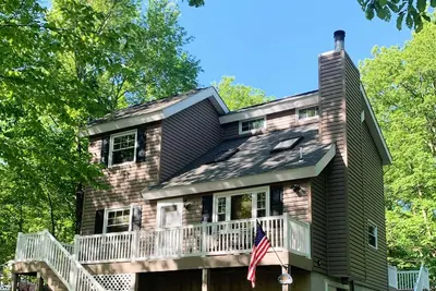 Image de Easy walk to the ski slopes and the shop.