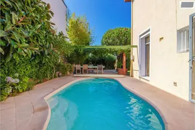 Image de Haut de villa calme avec piscine partagée. Prox port et plages.