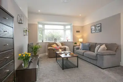 Image de Large Modern House central location with parking