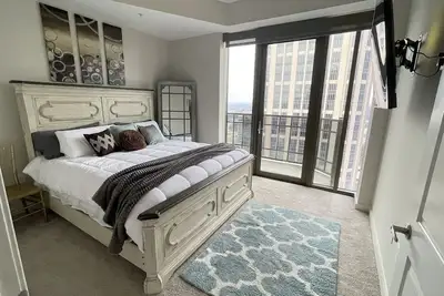 Image de Ultra Plush Glass Penthouse Downtown Atlanta