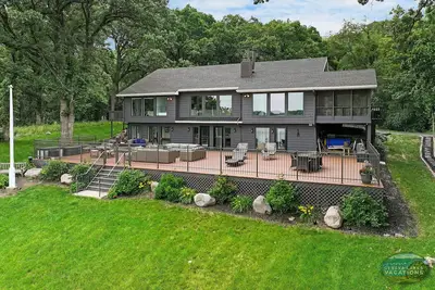 Image de Whitewater Lake Luxury Home with Dock Deck Home Bar and Huge Yard