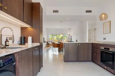 Image de Toscana Hills Penthouse - 3 bed with views!