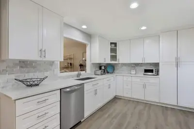 Image de Completely Updated Two Bedroom Villa with Large Open Concept!