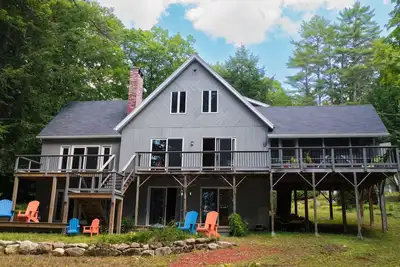 Image de Waterfront Home with ample outdoor entertainment space on Thompson Lake
