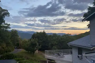 Image de Prime Location with Scenic Views - Your Ultimate Retreat: Roamer's Respite