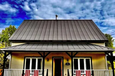 Image de 7 lits, spa et salle de jeux d'arcade