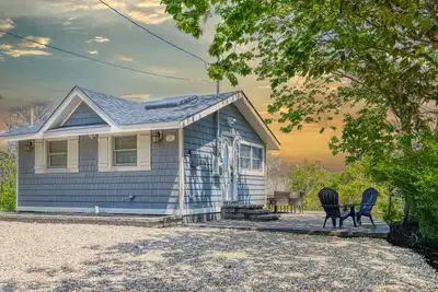 Image de Waterfront Beach Cottage Overlooking Long Island Sound – Baiting Hollow