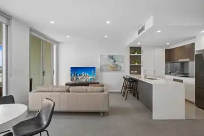 Image de Sleek 2-Bed with Balcony and Communal Bbq Area