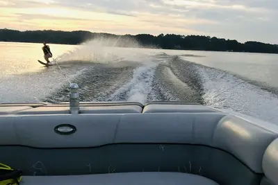 Image de Lake Therapy on Tillery lovely waterfront home with awesome dock and privacy!