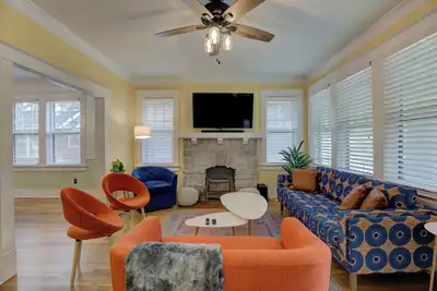 Image de Renovated Cooper-Young Bungalow w/ Game Room • Walk to Food, Bars & Liberty Bowl