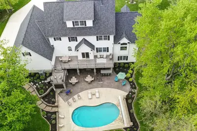 Image de Secluded Lake Front House with Pool -