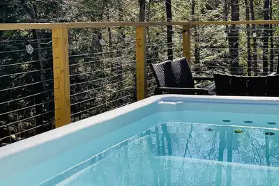 Charming Cottage with Jacuzzi, Fire Pit and Access to Nearby Lakes!
