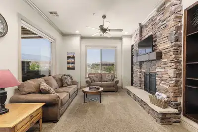 Image de Top Floor Privacy | Outdoor Fireplace, Sleeps 8