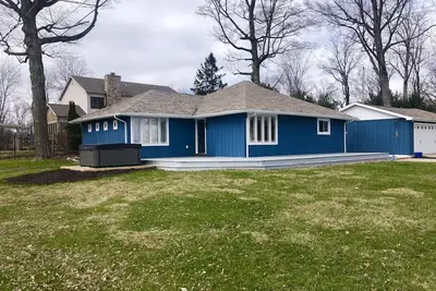 Image de Great house with outside hot tub - 1 block from Diamond Lake