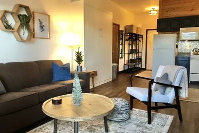 Image de Walkout Queen Studio ~ Pet Friendly + Hot Tubs