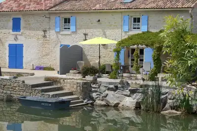 Image de Marais Poitevin, Gite de pêche, bord de rivière avec barque, vélos, cheminée