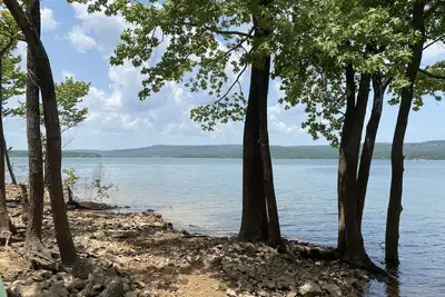 Image de Wooded Bliss on 1 acre with lake access across the street and sleeps up to 10! !