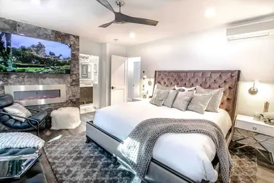 Image de New Luxury Two Level 4 Bedroom - 4. 5 Bath Condo!